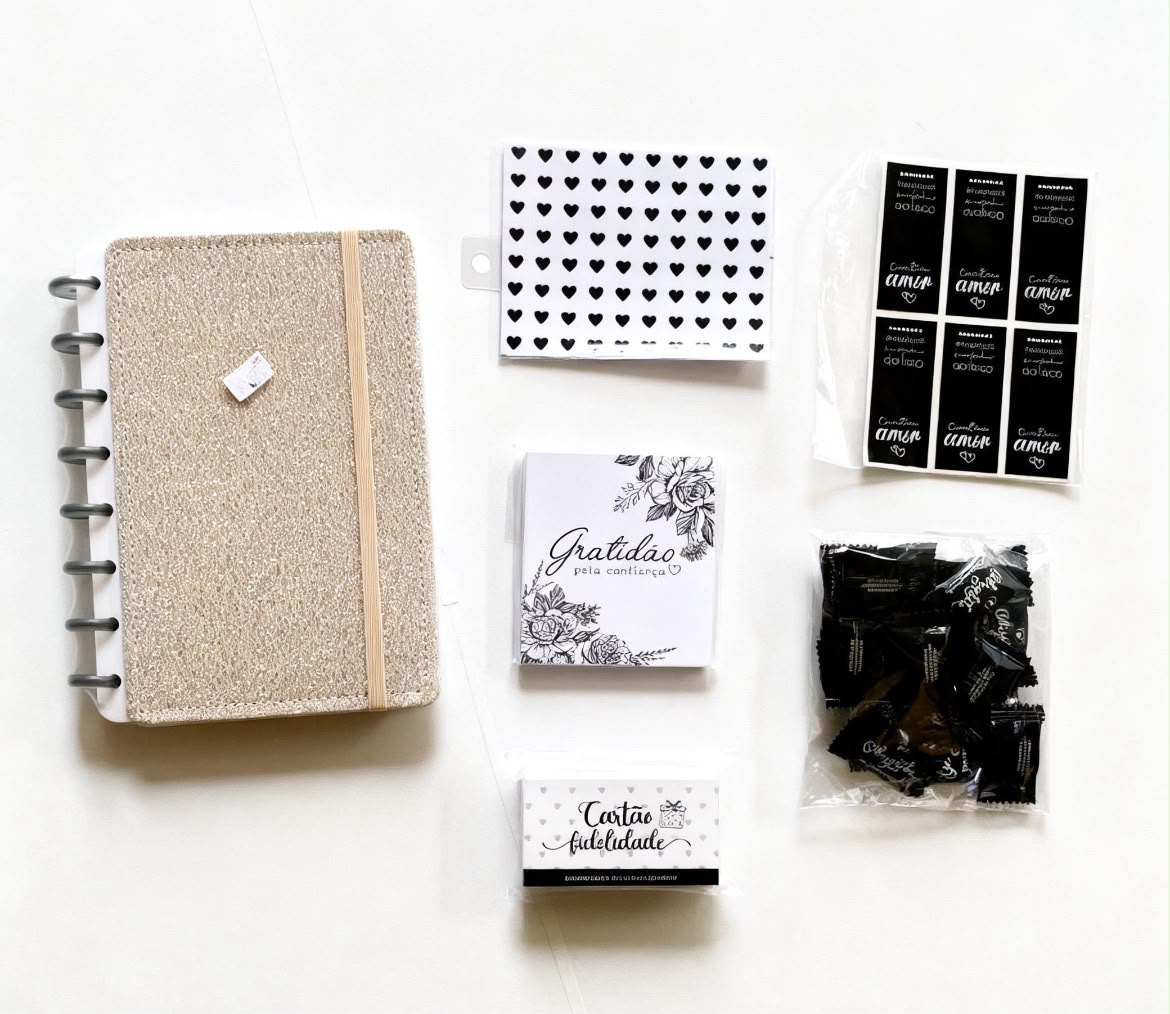 Kit de brindes Namorelly: caderno de vendas, cartão fidelidade, cartão de agradecimento, adesivos e balas